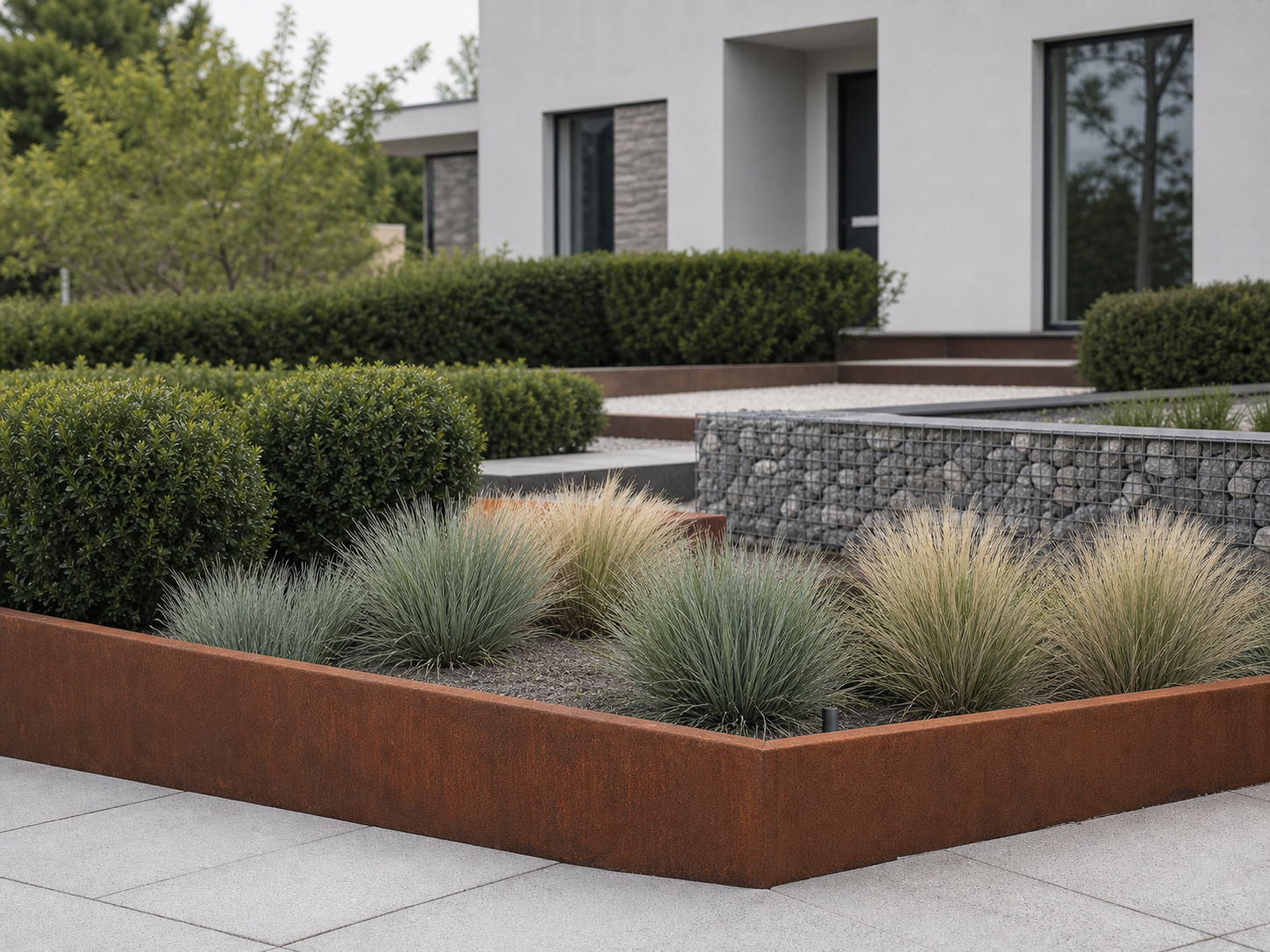 devant de maison moderne avec graminées, gabions et lignes épurées