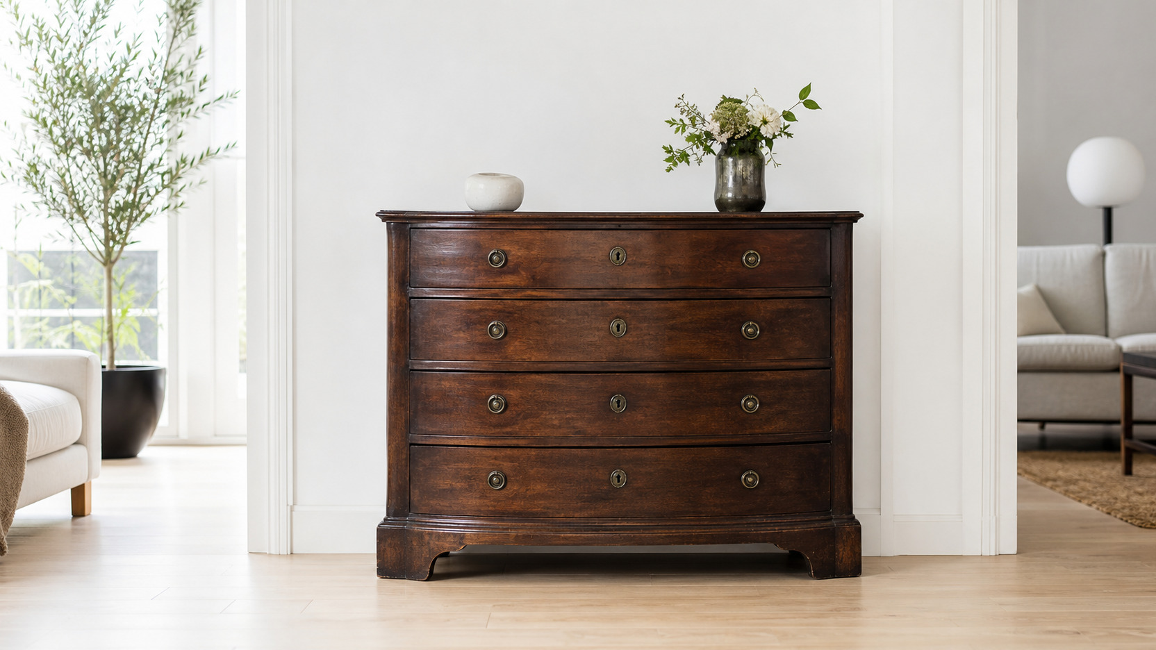 commode ancienne en bois brun dans un intérieur clair et moderne