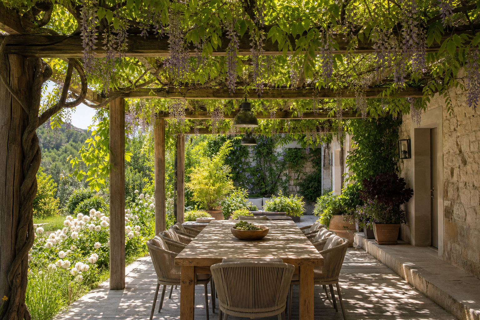 pergola couverte de plantes grimpantes ombrageant une terrasse