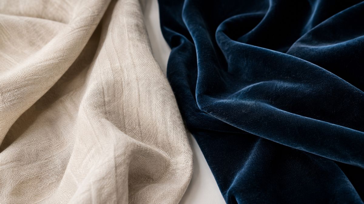 Rideaux sur mesure : allier lumière, intimité et style Comparaison entre un rideau en lin et un rideau en velours