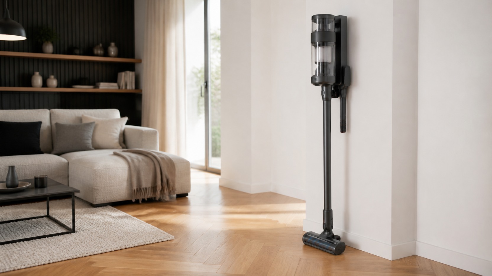 Comment choisir un aspirateur balai : les critères qui comptent vraiment Aspirateur balai sans fil sur son support dans un salon lumineux