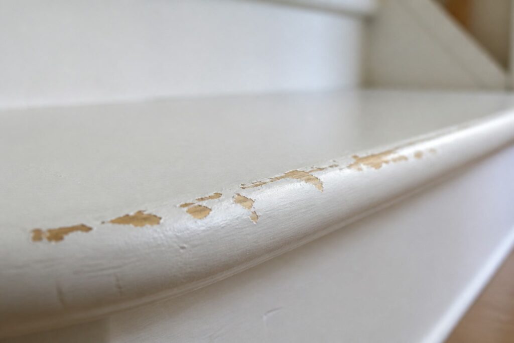 Repeindre un escalier en bois sans poncer : ça tient ? Nez de marche d'un escalier peint, première zone d'usure de la peinture