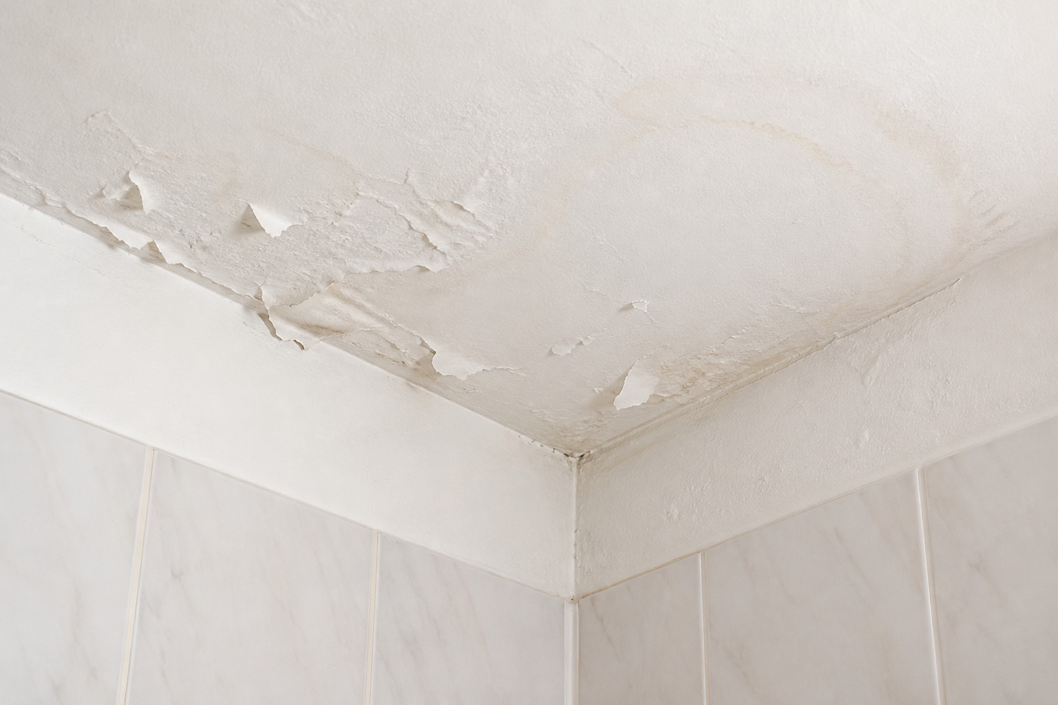 Peinture qui s'écaille : comprendre pourquoi et bien la rattraper Plafond de salle de bains qui pèle à cause de l'humidité